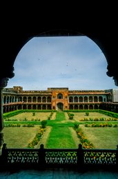 Agra;-Agra-Fort;-Arcades;-Arch;-Architecture;-Birds;-Galleries;-Garden;-India;-Kaleidos;-Kaleidos-images;-La-parole-à-limage;-Lal-Qila;-Mughal;-Mughal-garden;-Pierced-balustrade;-Red-sandstone;-Stories-Pictures;-Symmetry;-Tarek-Charara;-UNESCO;-Uttar-Pradesh;-World-Heritage